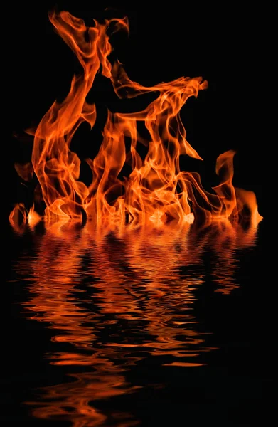 Wütende Flammen rotes Feuer schwarzer Hintergrund — Stockfoto