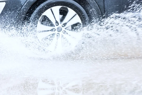 Autó eső pocsolya fröccsenő víz — Stock Fotó