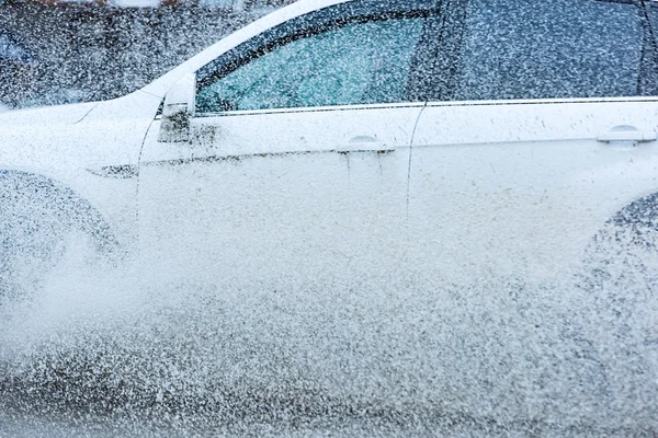 Autó eső pocsolya fröccsenő víz — Stock Fotó