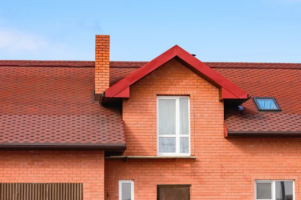 Haus mit Satteldachfenster — Stockfoto