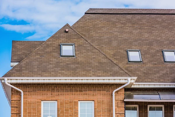 Casa con una ventana de techo a dos aguas — Foto de Stock