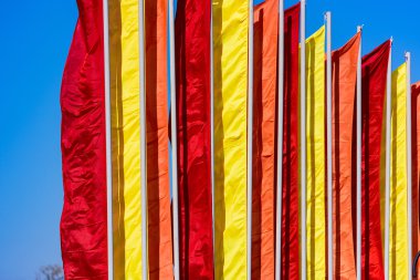 Farklı renkteki şenlikli bayrakları