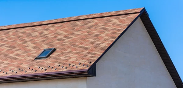 Haus mit Satteldachfenster — Stockfoto