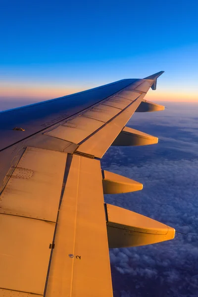 Vista dell'ala di un aereo attraverso il finestrino — Foto Stock