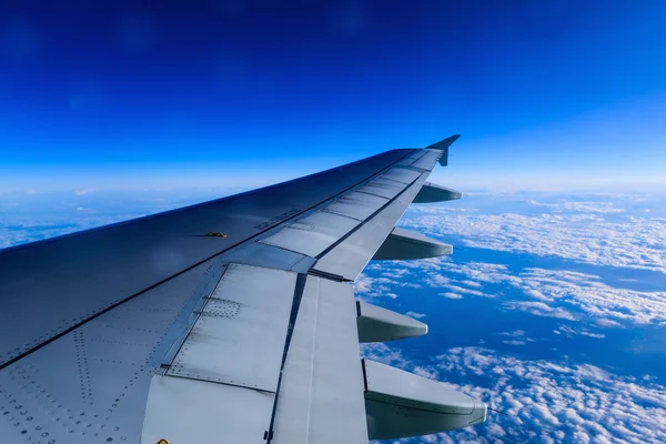 Vista del ala de un avión a través de la ventana — Foto de Stock