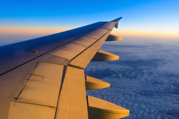 Vista da asa de um avião através da janela — Fotografia de Stock