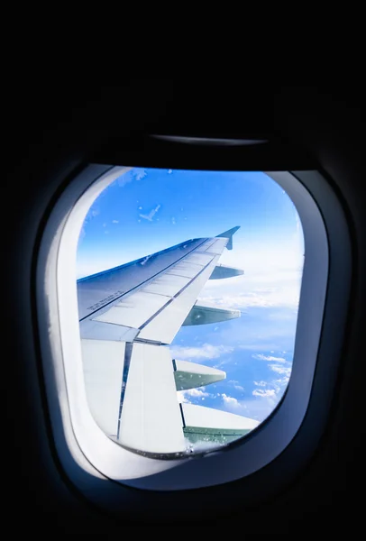 Vista del ala de un avión a través de la ventana — Foto de Stock