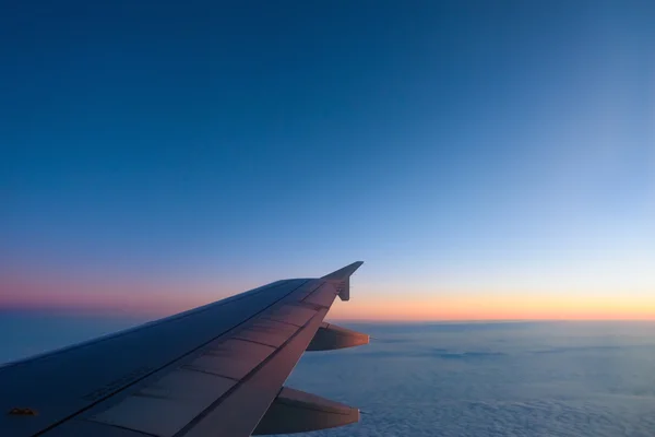 Vista del ala de un avión a través de la ventana — Foto de Stock