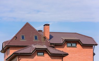 Çatı penceresi olan ev