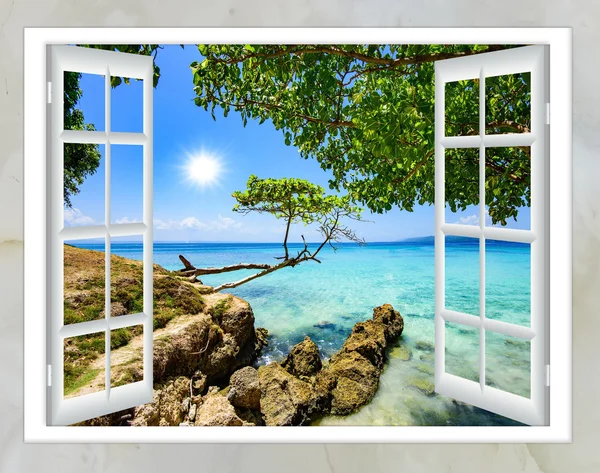 Offenes Fenster zum Meer — Stockfoto