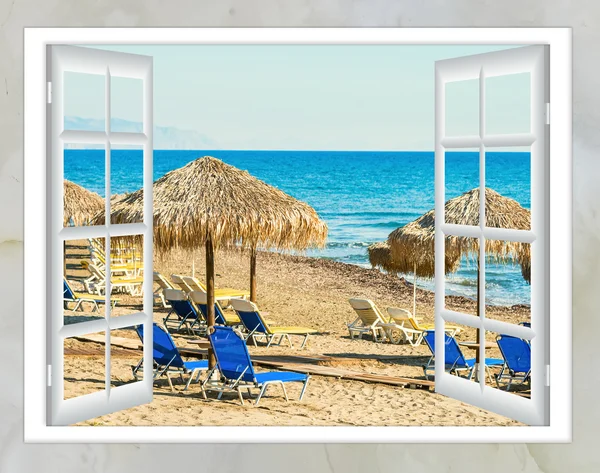 Finestra mare aperto spiaggia erba verde — Foto Stock