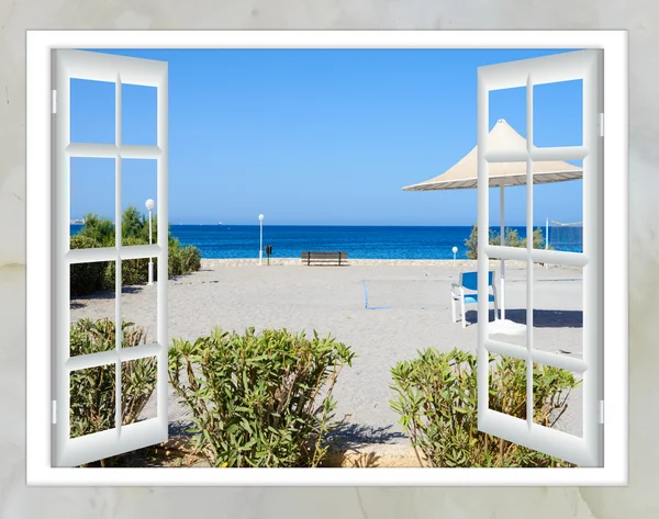 Venster open zee strand grasgroen — Stockfoto