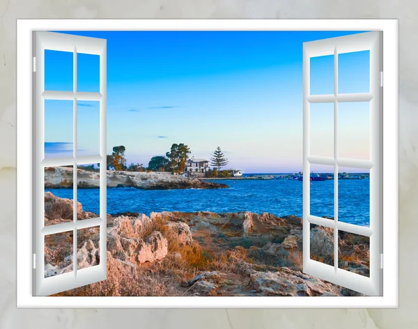 Природный пейзаж через окно с занавесками — стоковое фото
