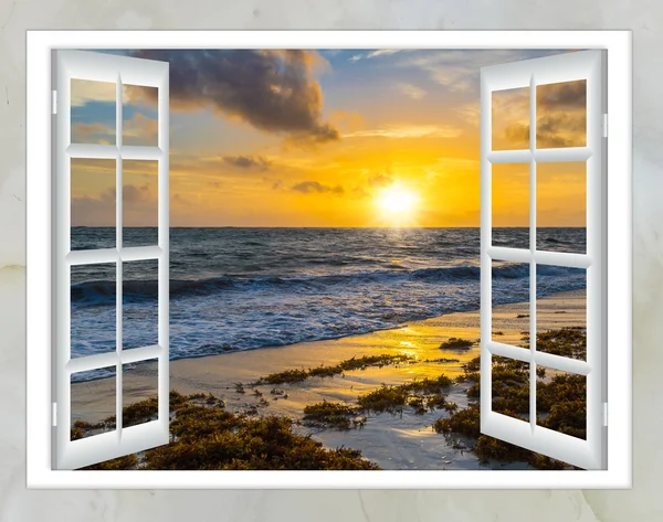 Pôr do sol do mar a partir da janela Fotos De Bancos De Imagens Sem Royalties