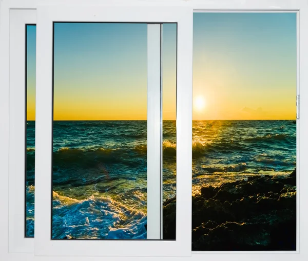 窓から海の夕日 — ストック写真