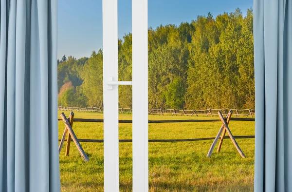 Paesaggio naturale con finestra con tende — Foto Stock