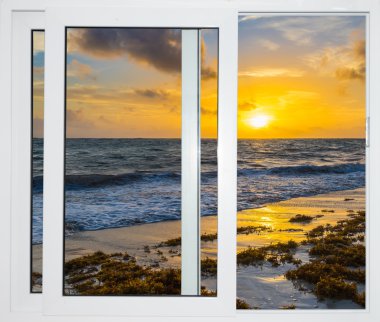 Deniz günbatımı penceresinden