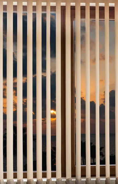 Pencere güneşlikler günbatımı — Stok fotoğraf