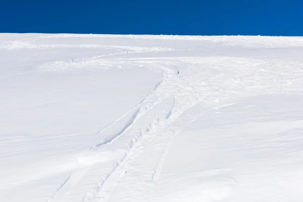 スキーの雪のトレイル — ストック写真