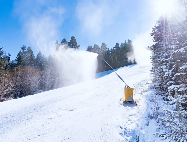 Makineli tüfek snowmaking — Stok fotoğraf