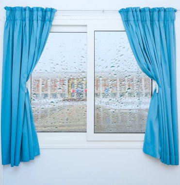 Kapalı pencere yağmurlu sonbahar hava