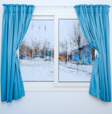 Kapalı pencere yağmurlu sonbahar hava