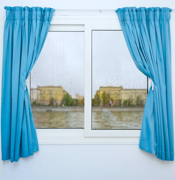 Закрытое окно дождливая осенняя погода — стоковое фото