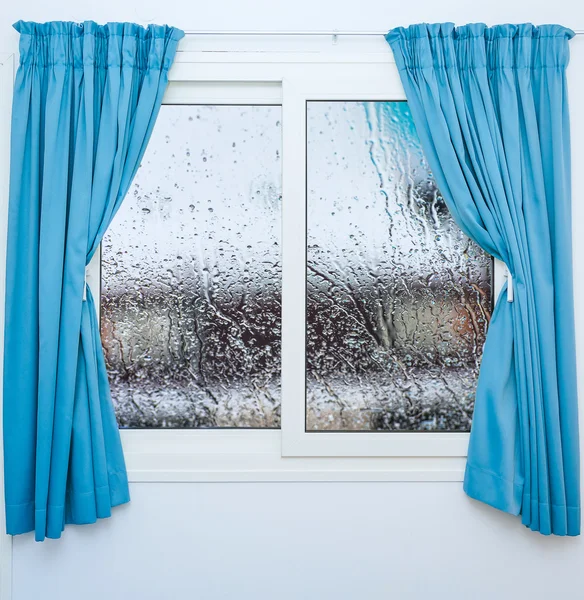 Kapalı pencere yağmurlu sonbahar hava — Stok fotoğraf