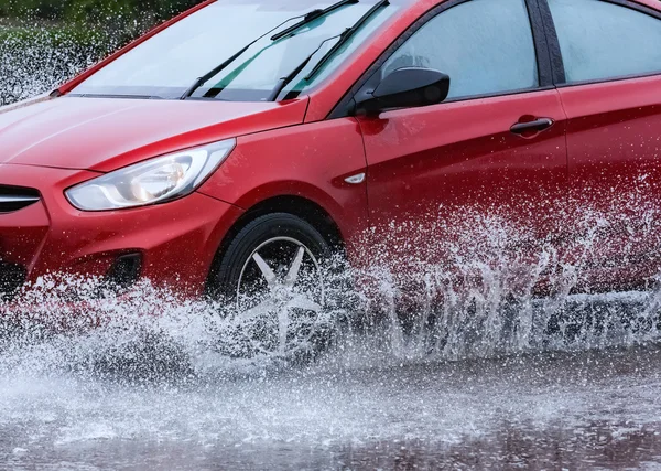 Coche lluvia charco salpicaduras de agua —  Fotos de Stock