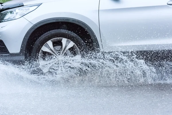 Car rain puddle splashing water — Stock Photo, Image