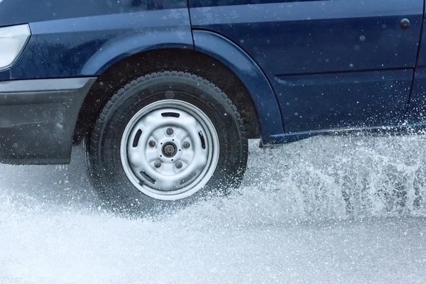 Carro chuva poça salpicos de água — Fotografia de Stock