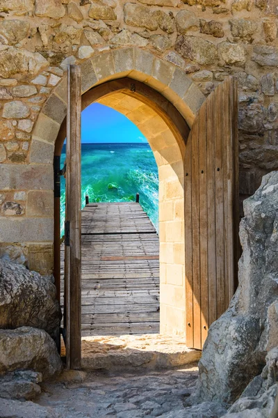 Арочная открытая дверь крепости — стоковое фото
