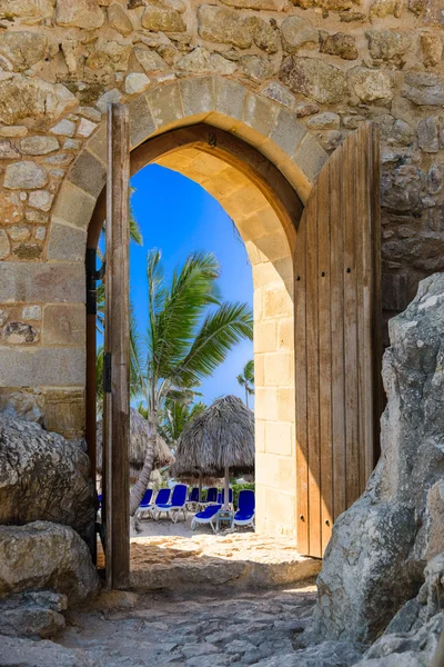 Арочная открытая дверь крепости — стоковое фото