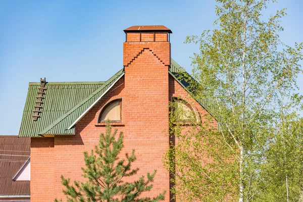 Çatı penceresi olan ev