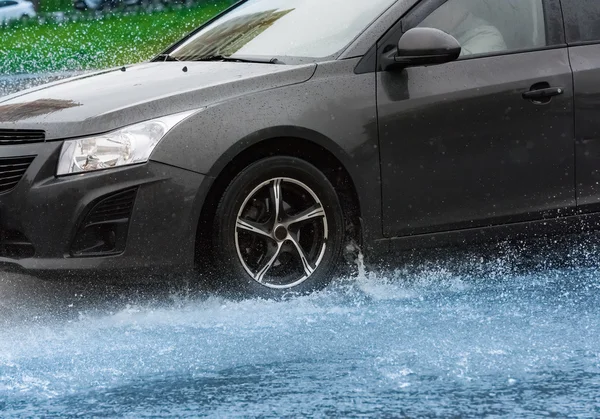 Coche lluvia charco salpicaduras de agua —  Fotos de Stock