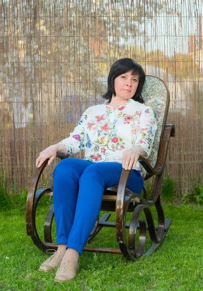 Mulher cadeira de balanço — Fotografia de Stock