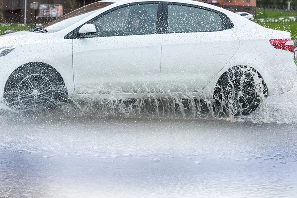 Coche lluvia charco salpicaduras de agua —  Fotos de Stock