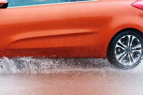 Car rain puddle splashing water — Stock Photo, Image