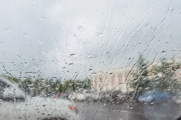 Дождь на стекле — стоковое фото