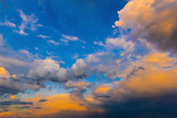 Zonsondergang in de wolken — Stockfoto