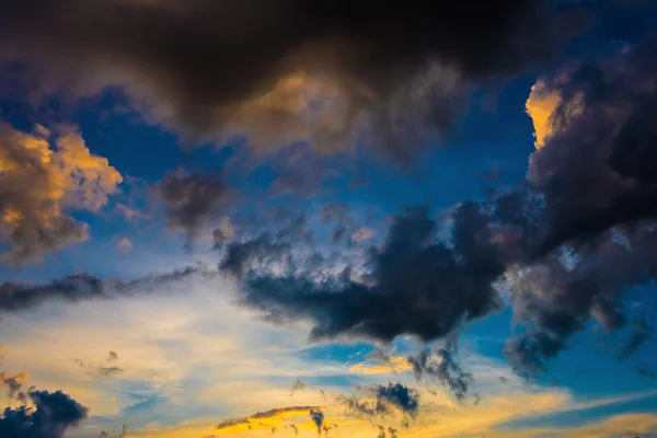 Zonsondergang in de wolken — Stockfoto