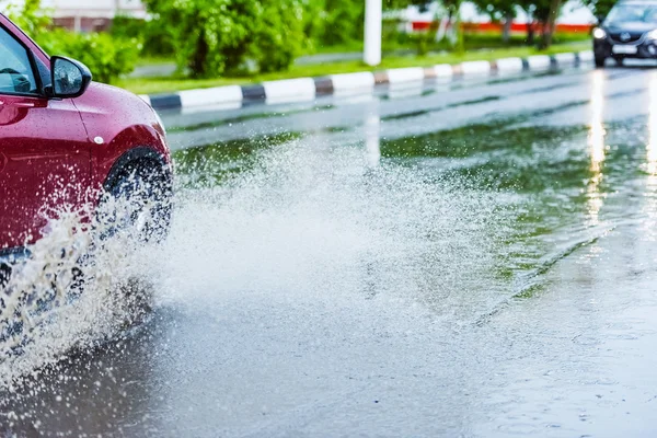Bil regn pöl stänk vatten — Stockfoto