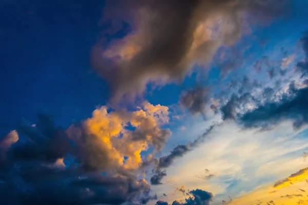 Puesta de sol en las nubes — Foto de Stock