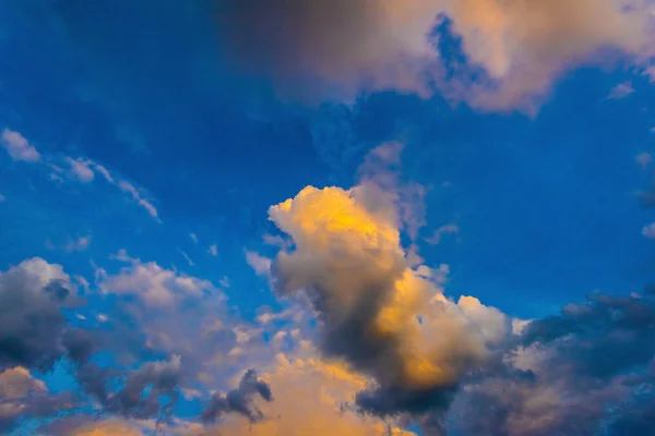 Zonsondergang in de wolken — Stockfoto