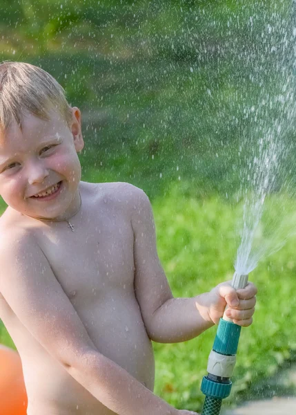 Jongen met slang — Stockfoto