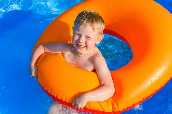 在水里一个充气圆圈上的小男孩 — 图库照片