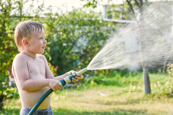 Jongen met slang — Stockfoto