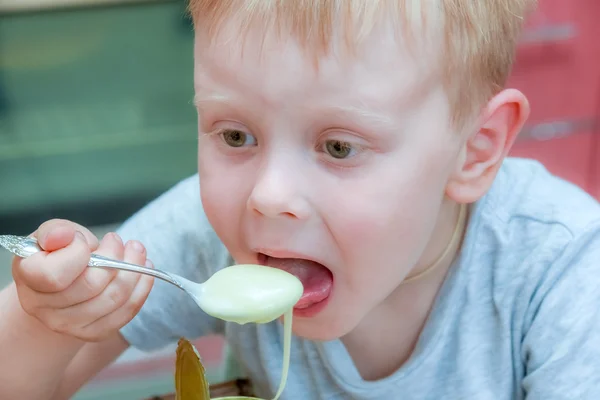 Junge isst Milch süß — Stockfoto