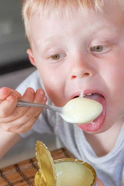 Junge isst Milch süß — Stockfoto