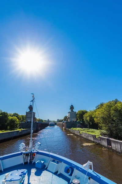 Ship passes gateways — Stock Photo, Image